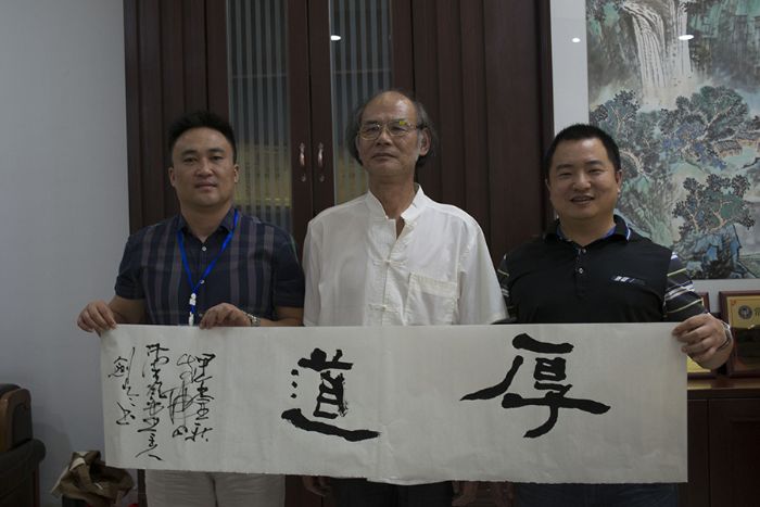 张剑岑先生（中）与j9游戏瓷砖品牌营销总经理罗胜（左）、j9游戏瓷砖品牌营销总监刘鸿瑞（右）合影留想