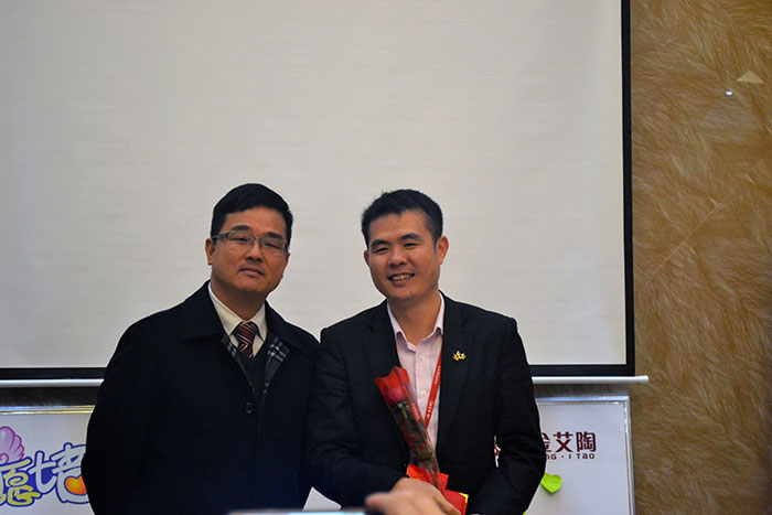 j9游戏瓷砖董事长刘鸿祥为2015年董事长出格奖（王宏城）颁奖