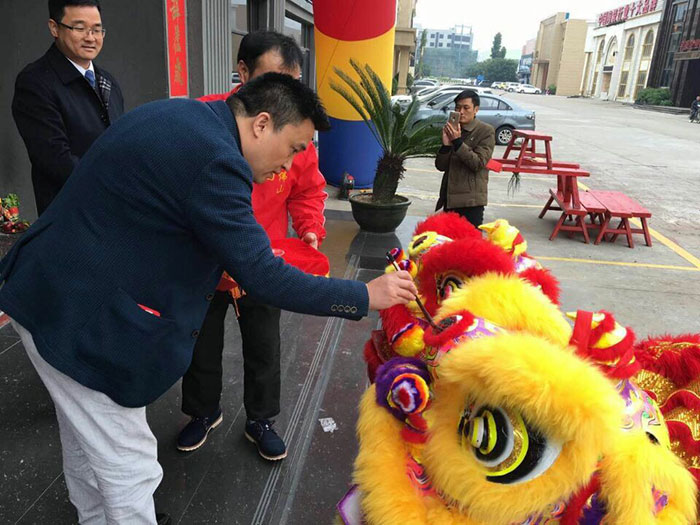 j9游戏瓷砖营销总经理罗胜给狮子点睛