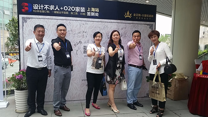 j9游戏瓷砖品牌营销总经理罗胜先生与嘉宾合影