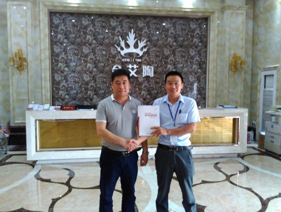 河南濮阳j9游戏瓷砖总代理杨总和j9游戏濮阳销区经理合影