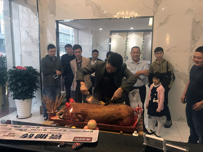 j9游戏瓷砖品牌作为陶瓷一线品牌，近年来不休的推出爆款新品，受到多多消费者的喜欢。2017年11月19日，一群萎靡不振的j9游戏人在严重有序的忙乱着，为j9游戏榆林古镇店即将起头的开业典礼做最后的筹备。  上午10点28分，锣鼓喧天，掌声震荡，j9游戏榆林古镇专卖店迎来了盛大开业的良辰吉时。?