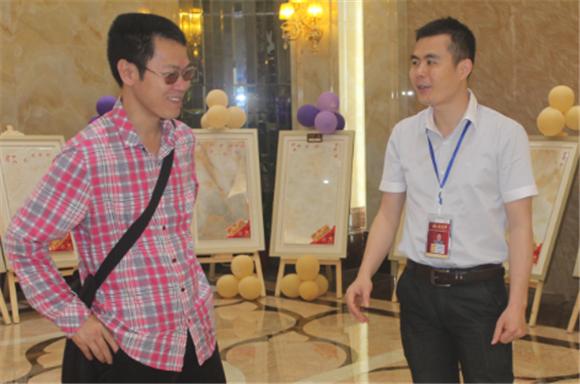 j9游戏网络营销主管王宏城（右一）向记者介绍微晶瓷片