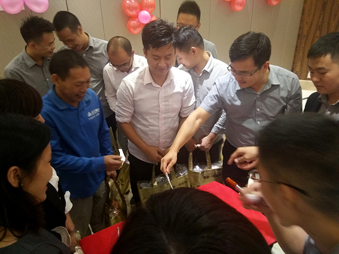 j9游戏瓷砖周围年庆